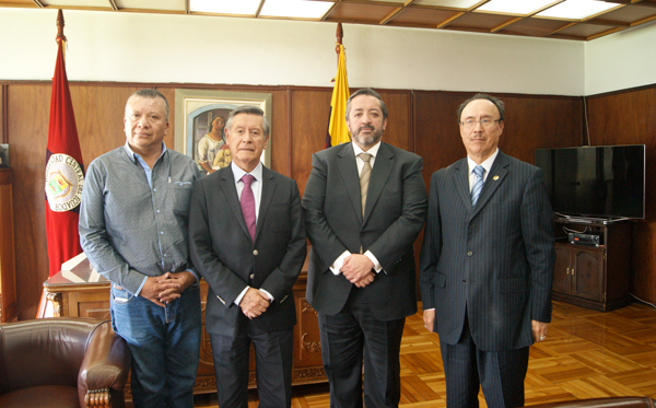 Convenio entre la UCE y el Colegio de Abogados