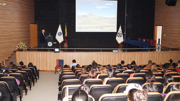 Enfermería llevó a cabo conferencias científicas sobre el cáncer en el país
