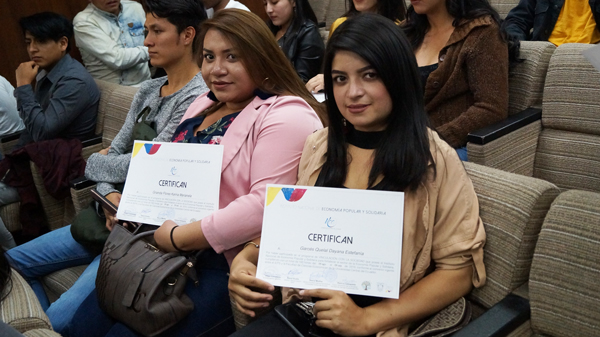 Estudiantes de la Facultad de Ciencias Económicas reciben certificados del Instituto Nacional de Economía Popular y Solidaria
