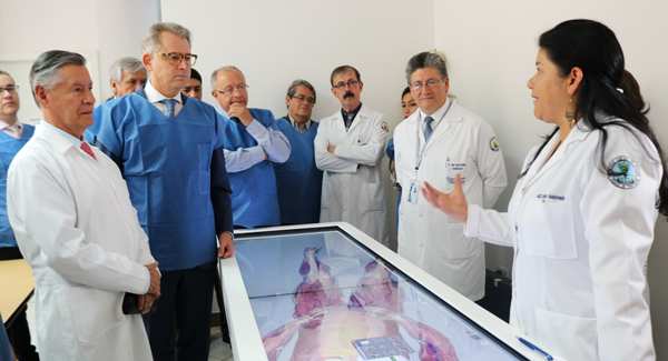 Secretario de Senescyt visitó la Clínica de Simulación Médica y Robótica de la Universidad Central del Ecuador